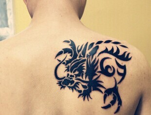点击大图看下一张:肩部时尚简约的图腾刺青图2