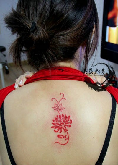 点击大图看下一张：背部红色小莲花图腾刺青