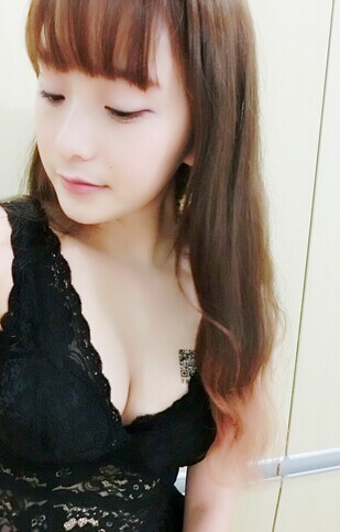 点击大图看下一张:美女胸部小巧的二维码刺青图4