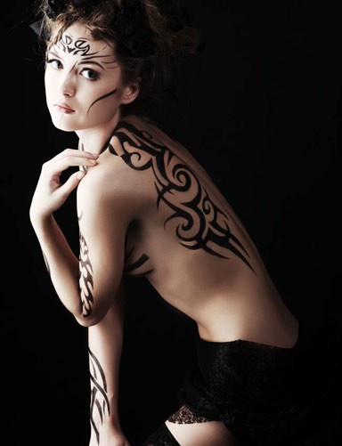 点击大图看下一张：潮流妹子背部性感图腾刺青