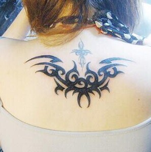 点击大图看下一张:潮流妹子背部性感图腾刺青图6