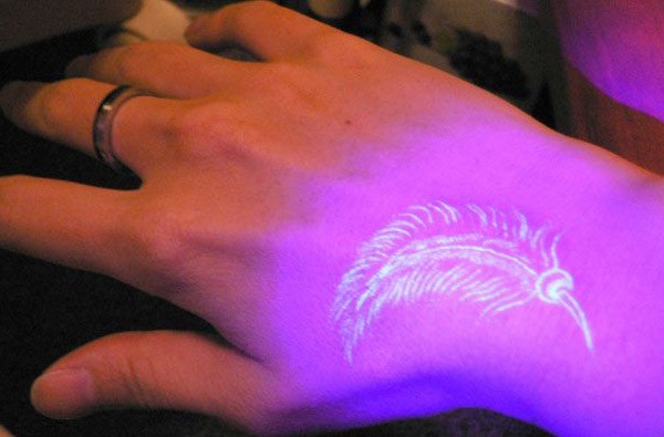 点击大图看下一张：虎口绚丽的荧光刺青