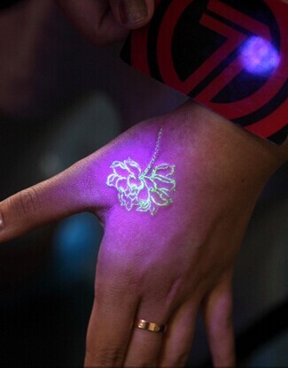 点击大图看下一张:虎口绚丽的荧光刺青图6