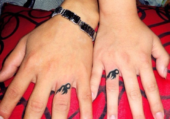 点击大图看下一张：手指上小小的情侣图腾纹身