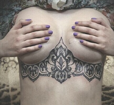 点击大图看下一张：女人胸部性感的图腾纹身图3