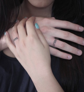 点击大图看下一张：手指上小小的情侣图腾纹身图5