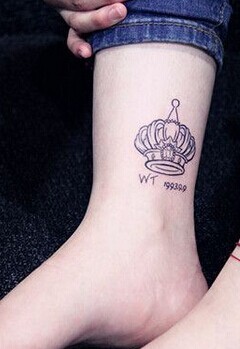 点击大图看下一张:小清新脚踝皇冠图腾英文刺青图3