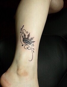 点击大图看下一张:小清新脚踝皇冠图腾英文刺青图7