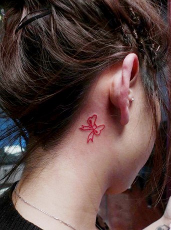 点击大图看下一张：耳朵后面可爱的蝴蝶结纹身图2