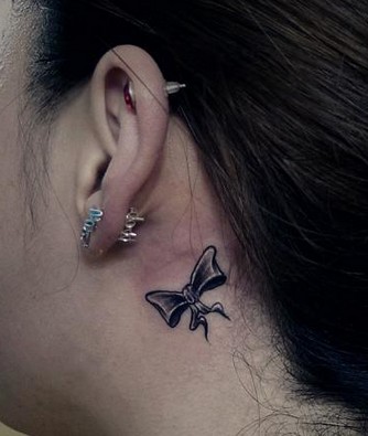 点击大图看下一张：耳朵后面可爱的蝴蝶结纹身图5