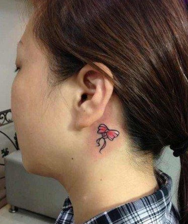 点击大图看下一张：耳朵后面可爱的蝴蝶结纹身图4