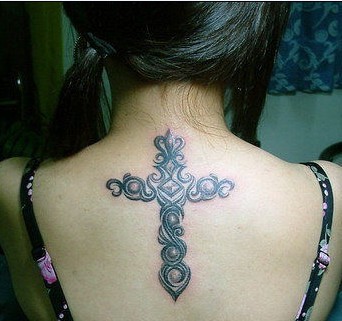 点击大图看下一张：女生背部时尚的十字架刺青