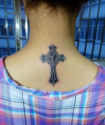 点击大图看下一张：女生背部时尚的十字架刺青图4