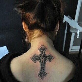 点击大图看下一张：女生背部时尚的十字架刺青图3