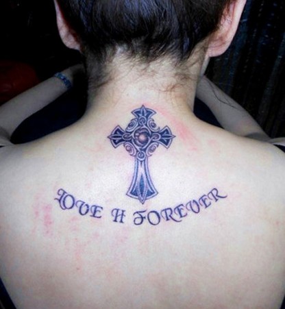 点击大图看下一张：女生背部时尚的十字架刺青图2