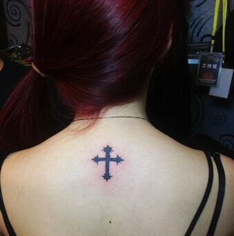 点击大图看下一张：女生背部时尚的十字架刺青图5