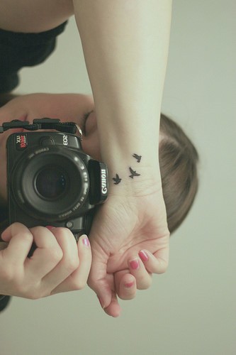 点击大图看下一张：女生手腕小巧漂亮的纹身