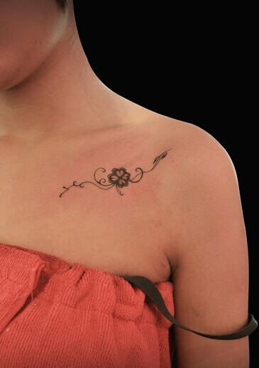 点击大图看下一张:唯美性感的锁骨图腾刺青图9