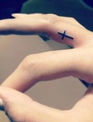 漂亮小巧的手指十字架刺青