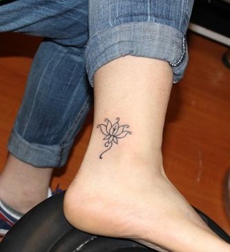 点击大图看下一张：脚踝漂亮的莲花图腾刺青