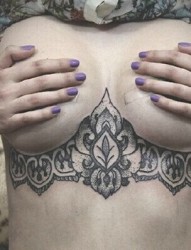 女人胸部个性的图腾纹身