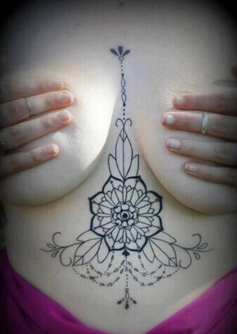 点击大图看下一张：女人胸部个性的图腾纹身图4