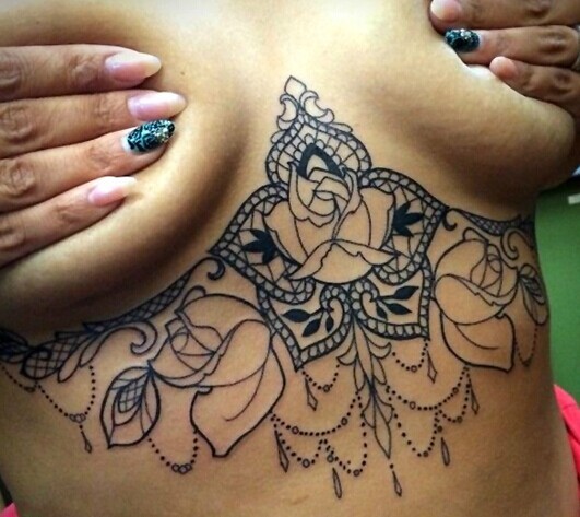 点击大图看下一张：胸部时尚的梵花图腾纹身图4