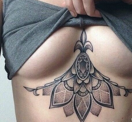 点击大图看下一张:胸部时尚的梵花图腾纹身图6