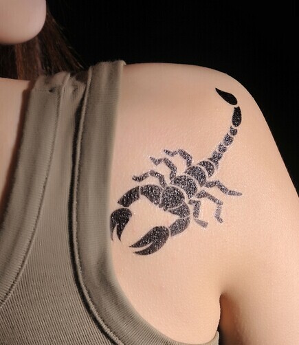点击大图看下一张：肩部时尚的蝎子图腾纹身图3