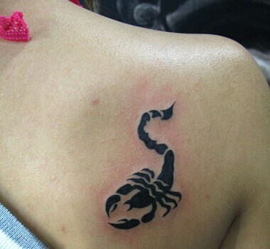 点击大图看下一张：肩部时尚的蝎子图腾纹身图2