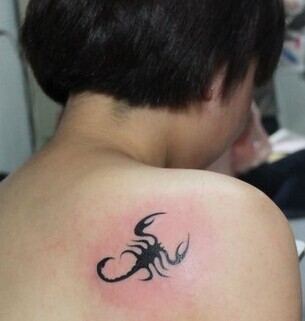 点击大图看下一张：肩部时尚的蝎子图腾纹身图5