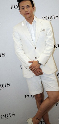 点击大图看下一张:跑男队长邓超脚踝刺青图2