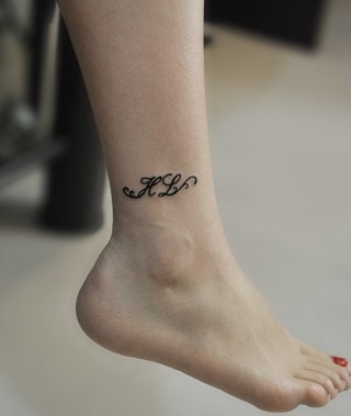 点击大图看下一张：脚踝唯美小巧的图腾纹身图5