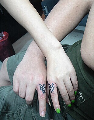 点击大图看下一张：一大波情侣手指戒指纹身图4