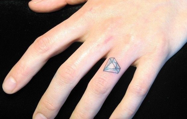 点击大图看下一张：手指清新的钻石纹身图2