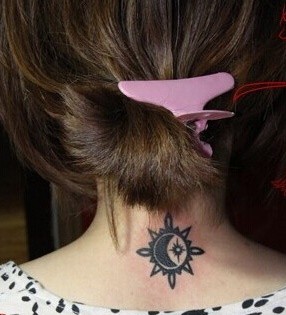 点击大图看下一张：背部小太阳纹身图3