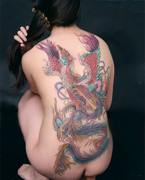 点击大图看下一张：凤凰图腾女性后背纹身图4