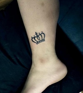 点击大图看下一张：脚踝漂亮的皇冠英文刺青图3