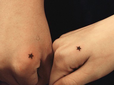 点击大图看下一张：情侣手指星星刺青