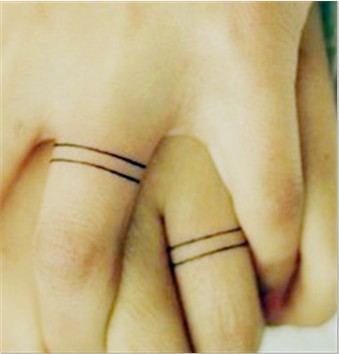 点击大图看下一张：情侣手指戒指简约线条爱情刺青