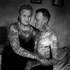 点击大图看下一张：老年夫妇全身花纹纹身图