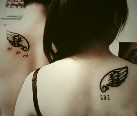 点击大图看下一张：男女背部情侣翅膀刺青图案