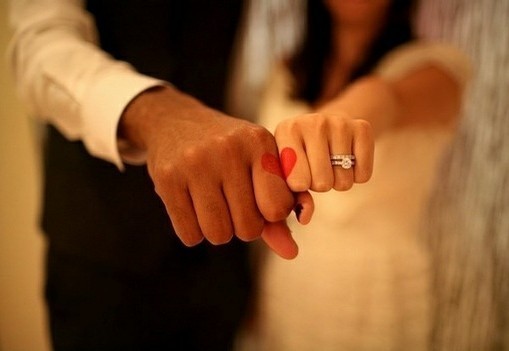 点击大图看下一张：情侣手指红色心漂亮爱情刺青