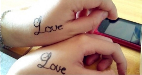 点击大图看下一张：手背英文字母LOVE独特刺青