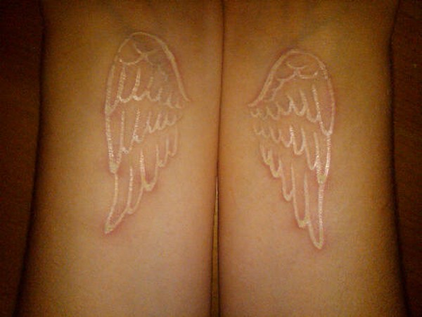 点击大图看下一张：情侣脚部漂亮的翅膀鸽子血纹身