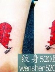 红色的适合情侣的脚上半心纹身