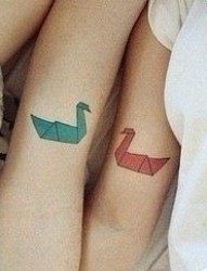 情侣纹身图片：手臂纸鹤情侣纹身图片纹身作品
