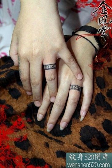 点击大图看下一张：情侣无名手指上的象征爱情戒指纹身
