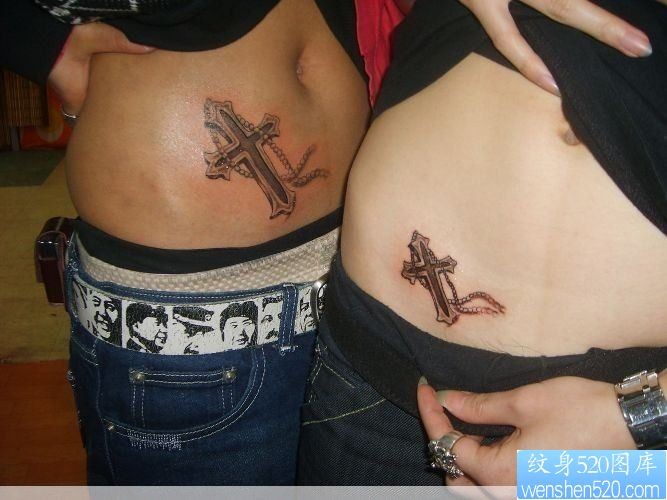 点击大图看下一张：情侣纹身图片：经典情侣十字架吊链纹身图片作品