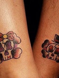 情侣纹身图片：腿部情侣可爱小骷髅纹身图片纹身作品